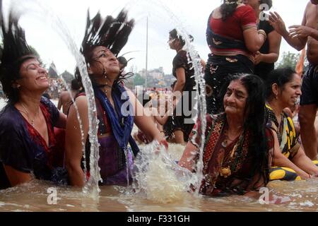 New Delhi, Inde. 25 Septembre, 2015. Saint hindou dévot prendre bain dans la rivière Godavari à Ramkund à Nashik. L'événement majeur du festival est bain rituel au bord de la rivière dans la ville lieu:Kumbh Mela à Haridwar Ganga, Godavari à Nasik, Kshipra à Ujjain et Sangam (confluent de Ganga, Yamuna et Saraswati mythique) à Allahabad (Prayag). Nasik a enregistré 75 millions de visiteurs au maximum. © Shashi Sharma/Pacific Press/Alamy Live News Banque D'Images