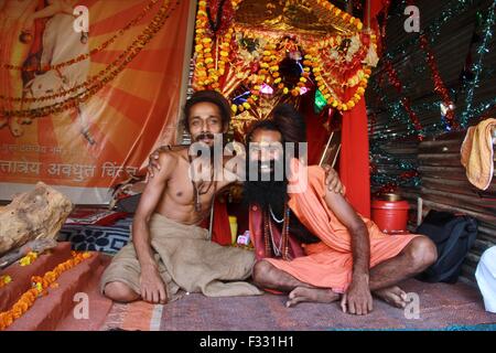 New Delhi, Inde. 26 Sep, 2015. Naga Sadhu dans leur tente temporaire au cours de Simhastha Trimbkeswar Kumbh Mela à Nasik district, de l'Inde. Sadhus sont sannyasins (renunciates) qui ont laissé derrière eux tout le matériel des pièces jointes et vivre dans des grottes, forêts et les temples hindous de l'Inde et du Népal. © Shashi Sharma/Pacific Press/Alamy Live News Banque D'Images