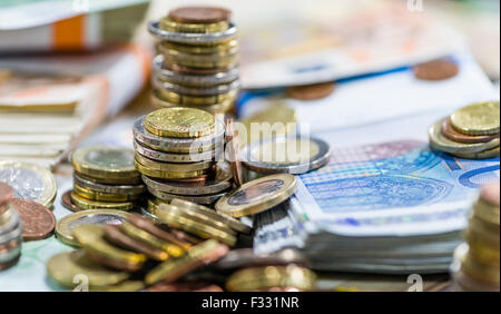 Les pièces en euros (comme détaillé close-up shot) sur les différents billets en euros Banque D'Images