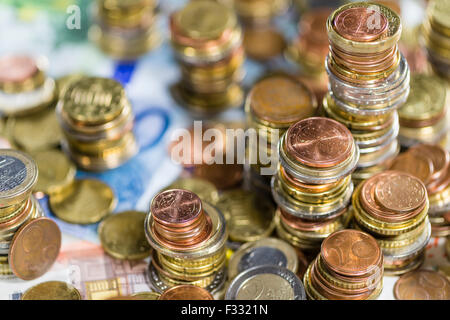 Les pièces en euros (comme détaillé close-up shot) sur les différents billets en euros Banque D'Images