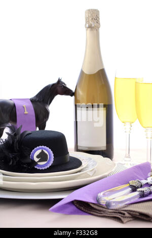 Les courses de chevaux Chers fine déjeuner table à manger avec petit fascinator hat noir, décorations et champagne. Banque D'Images