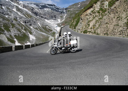 Route de la Serpentine dans les Alpes italiennes mène au col du Stelvio Banque D'Images