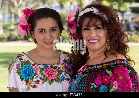 Deux femmes en tenue mexicaine costumes traditionnels mexicains. Banque D'Images