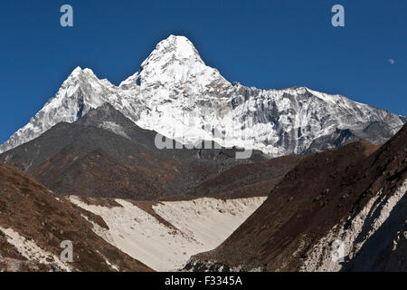 Amadablam majestueuse montagne en arrière-plan vu au Népal Banque D'Images