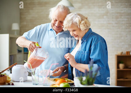 Romantic couple dans blender smoothie aux fruits Banque D'Images