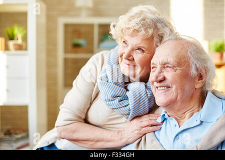 Affectueux et enjoué senior couple Banque D'Images