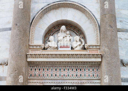 La tour penchée de Pise arch et statues au-dessus de la porte d'entrée Banque D'Images