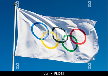 RIO DE JANEIRO, Brésil - le 12 février 2015 : Un drapeau olympique qui oscille au vent contre le ciel bleu. Banque D'Images