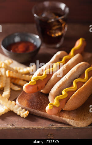 Hot-dogs grillés à la moutarde et pommes frites Banque D'Images