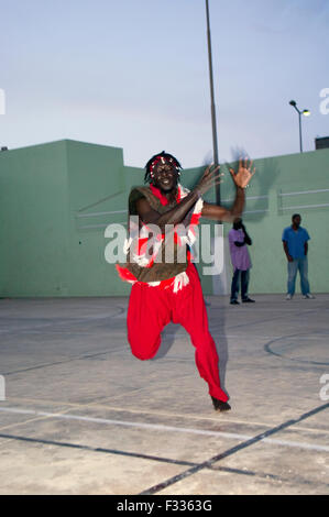 Djembé sénégalais de la musique et de danse au Cap Vert, l'Afrique Banque D'Images