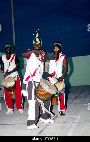 Djembé sénégalais de la musique et de danse au Cap Vert, l'Afrique Banque D'Images