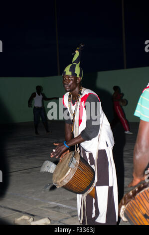 Djembé sénégalais de la musique et de danse au Cap Vert, l'Afrique Banque D'Images