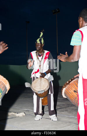 Djembé sénégalais de la musique et de danse au Cap Vert, l'Afrique Banque D'Images