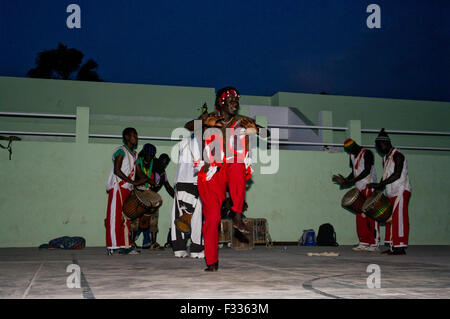 Djembé sénégalais de la musique et de danse au Cap Vert, l'Afrique Banque D'Images