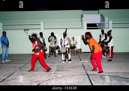 Djembé sénégalais de la musique et de danse au Cap Vert, l'Afrique Banque D'Images