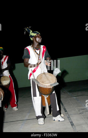 Djembé sénégalais de la musique et de danse au Cap Vert, l'Afrique Banque D'Images