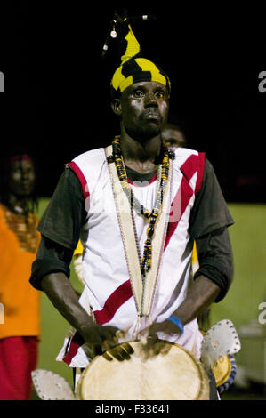 Djembé sénégalais de la musique et de danse au Cap Vert, l'Afrique Banque D'Images