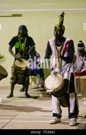 Djembé sénégalais de la musique et de danse au Cap Vert, l'Afrique Banque D'Images