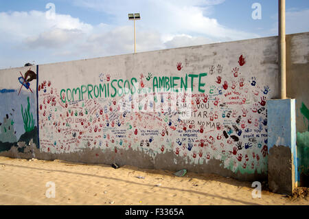 Peintures murales et graffiti sur l'enregistrement de l'environnement sur un mur peint sur la plage de Boa Vista sur l'île du Cap Vert Banque D'Images