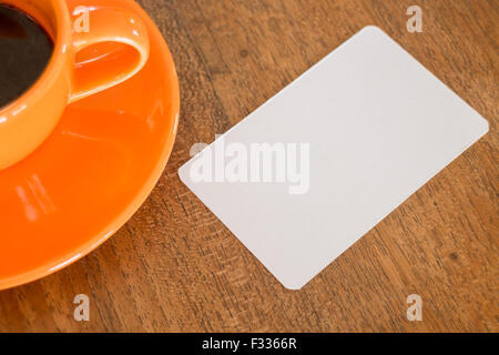 Cartes d'affaires en blanc sur la table en bois, stock photo Banque D'Images