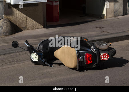 Vienne, AUTRICHE - 8e août 2015 : un scooter en stationnement qui a été renversé sur une rue de Vienne. Banque D'Images