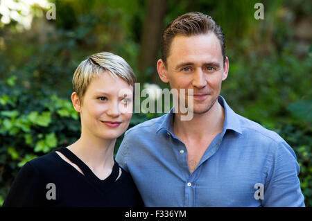 Rome, Italie. 28 Sep, 2015. Actrice Mia Wasikowska et l'acteur Tom Hiddleston assister à la photocall du film 'Crimson Peak ' à l'Hôtel de Russie le 28 septembre 2015 à Rome, Italie./photo : dpa Crédit alliance/Alamy Live News Banque D'Images