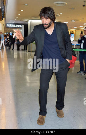 Chiba, Japon. 28 Sep, 2015. L'acteur Keanu Reeves est perçu à l'arrivée à l'Aéroport International de Narita à Tokyo, Japon le 28 septembre 2015/photo : dpa Crédit alliance photo alliance/Alamy Live News Banque D'Images