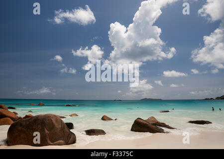 Les falaises de granit et la plage de Anse Lazio, mer turquoise, de l'Océan Indien, l'île de Praslin, Seychelles Banque D'Images