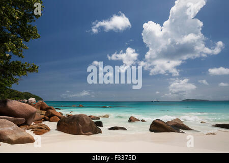 Les falaises de granit et la plage de Anse Lazio, mer turquoise, de l'Océan Indien, l'île de Praslin, Seychelles Banque D'Images