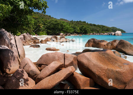 Les falaises de granit et la plage de Anse Lazio, la mer turquoise, l'île de Praslin, Seychelles Banque D'Images