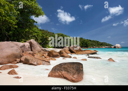 Les falaises de granit et la plage de Anse Lazio, Praslin Island, Seychelles Banque D'Images