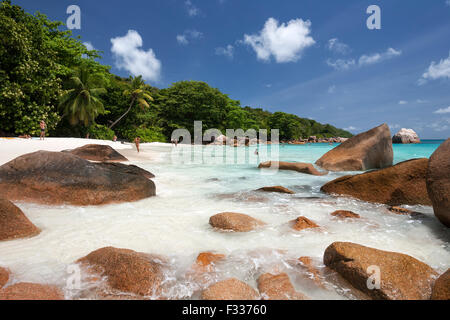 Les falaises de granit et la plage de Anse Lazio, la mer turquoise, l'île de Praslin, Seychelles Banque D'Images