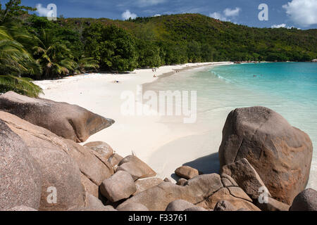 Les falaises de granit et la plage de Anse Lazio, Praslin Island, Seychelles Banque D'Images