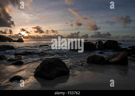 Les falaises de granit et la plage de Anse Lazio, coucher de soleil, lumière du soir, de l'Océan Indien, l'île de Praslin, Seychelles Banque D'Images