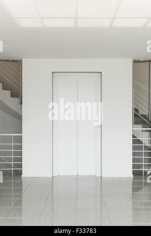 Bâtiment moderne de l'intérieur ; ascenseur dans le hall Banque D'Images