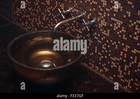 Évier et robinet d'eau. Close-up photo horizontale Banque D'Images