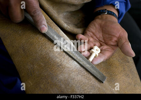 Faire un homme bolivien Aymara charango, un petit instrument à cordes dans les Andes, dans la famille de luth Banque D'Images