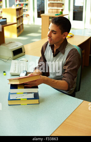 Librarian Numérisation livres à bibliothèque caisse Banque D'Images