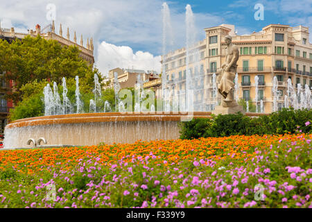 Fontaine à la place de Catalogne à Barcelone, Espagne Banque D'Images