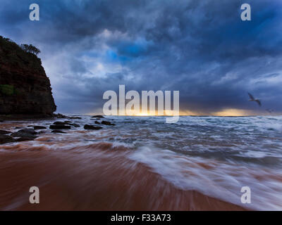 L'océan houleux dramatique météo à Newport Beach en Australie sur la côte Pacifique de Sydney Banque D'Images