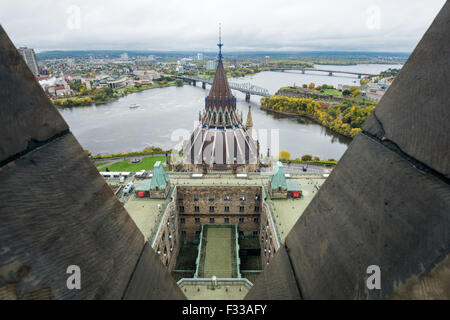 Belle vue symétrique de l'Ontario à la frontière du Québec à partir de la tour de la paix, Ottawa, Canada Banque D'Images