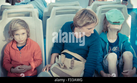 Famille assis sur un bateau. Banque D'Images