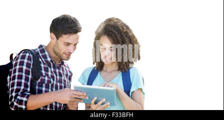 Image composite d'étudiants à l'aide de tablet and smiling Banque D'Images