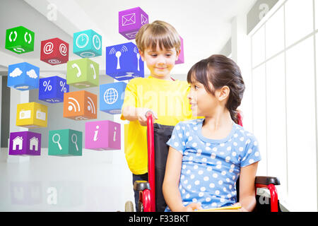 Image composite de mignons petits élèves à la bibliothèque Banque D'Images