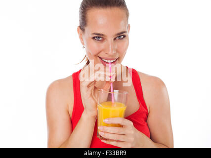 Portrait d'une femme à boire un jus d'orange avec une paille, isolated on white Banque D'Images