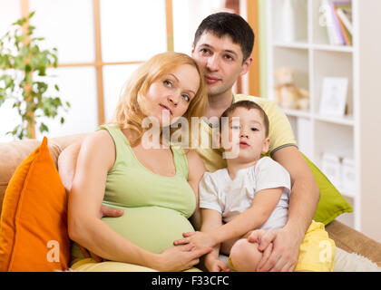 Famille heureuse attend bébé. Femme enceinte avec Mari et petit fils, Banque D'Images