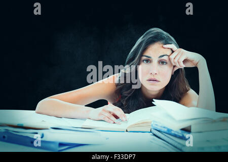 Image composite de l'ennuyer fait ses devoirs d'étudiant Banque D'Images