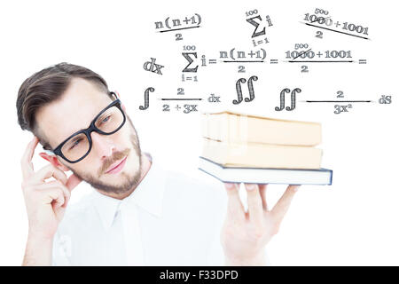 Image composite de geeky jeune homme à la pile de livres à Banque D'Images