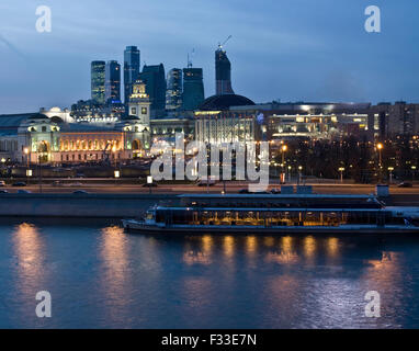 La gare ferroviaire de Moscou, sur la banque du fleuve de Moscou et le centre d'affaires Moscou-ville la nuit. Banque D'Images