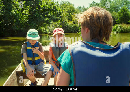 Famille dans un bateau de l'hôtel Le Village Gaulois. Banque D'Images